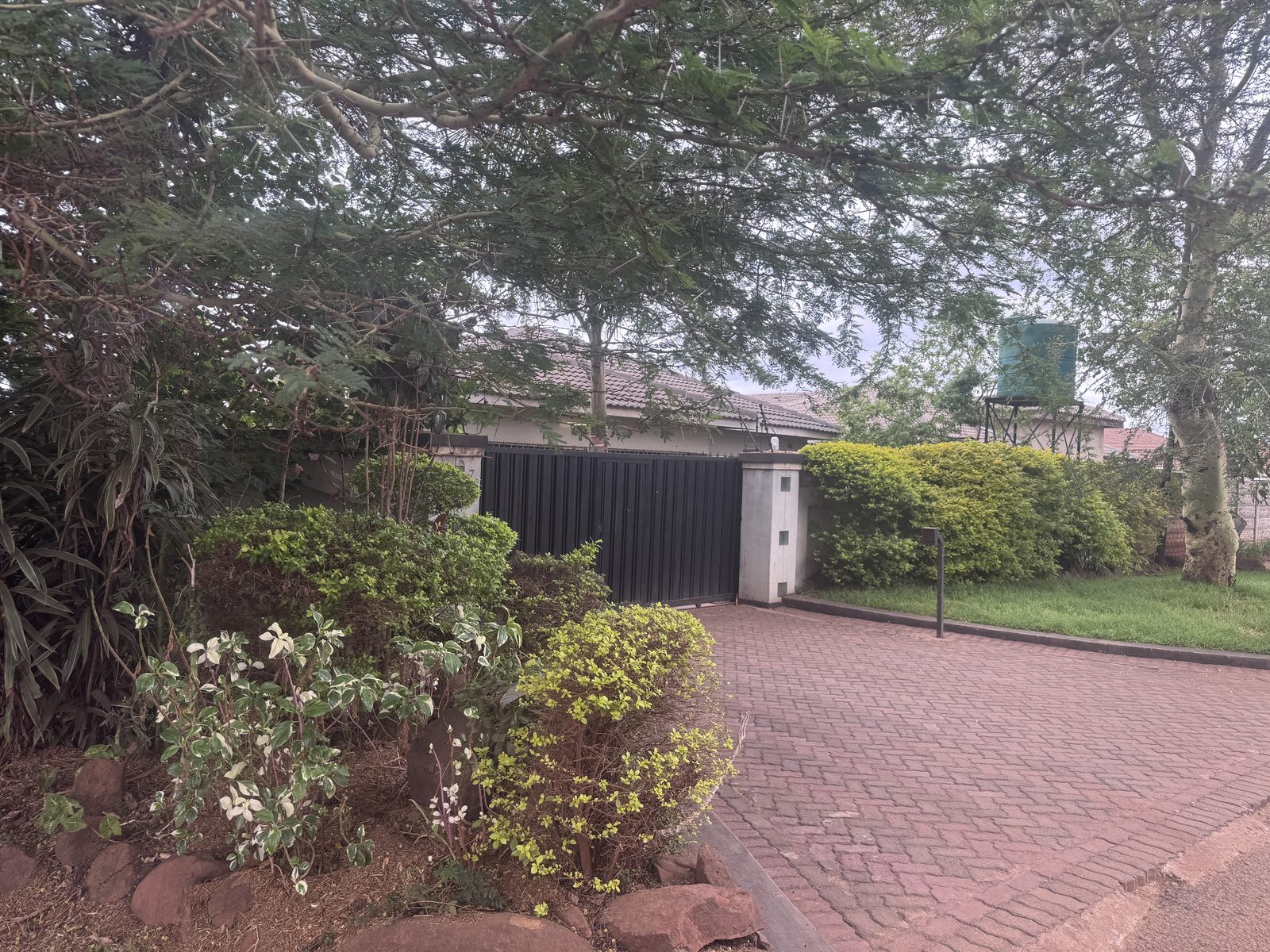 4 bedroomed house, main ensuite, one of the spare bedrooms has a small ensuite.Borehole, walled and electric gate